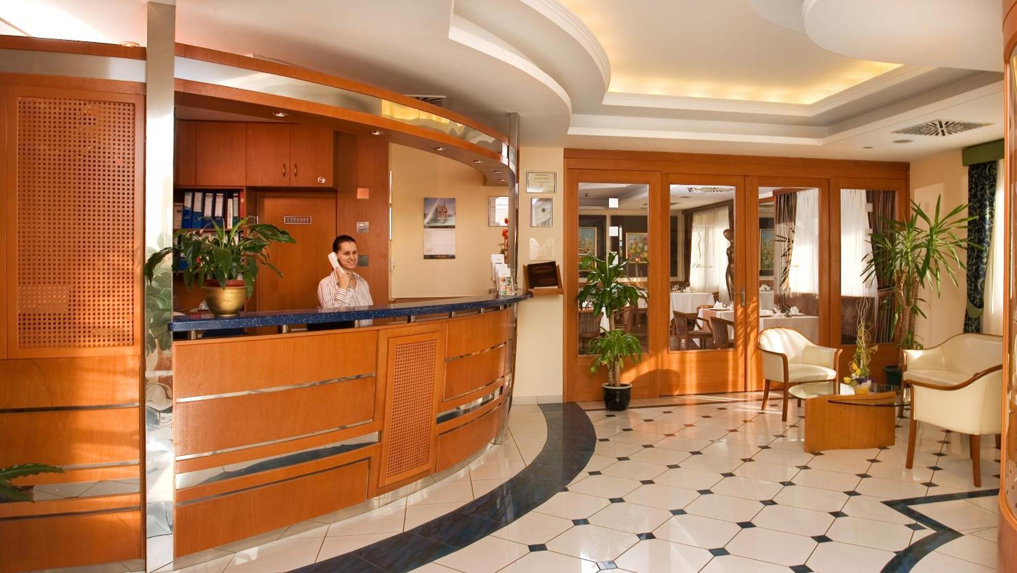 Hotel Kalvaria Superior Győr Exteriör bild