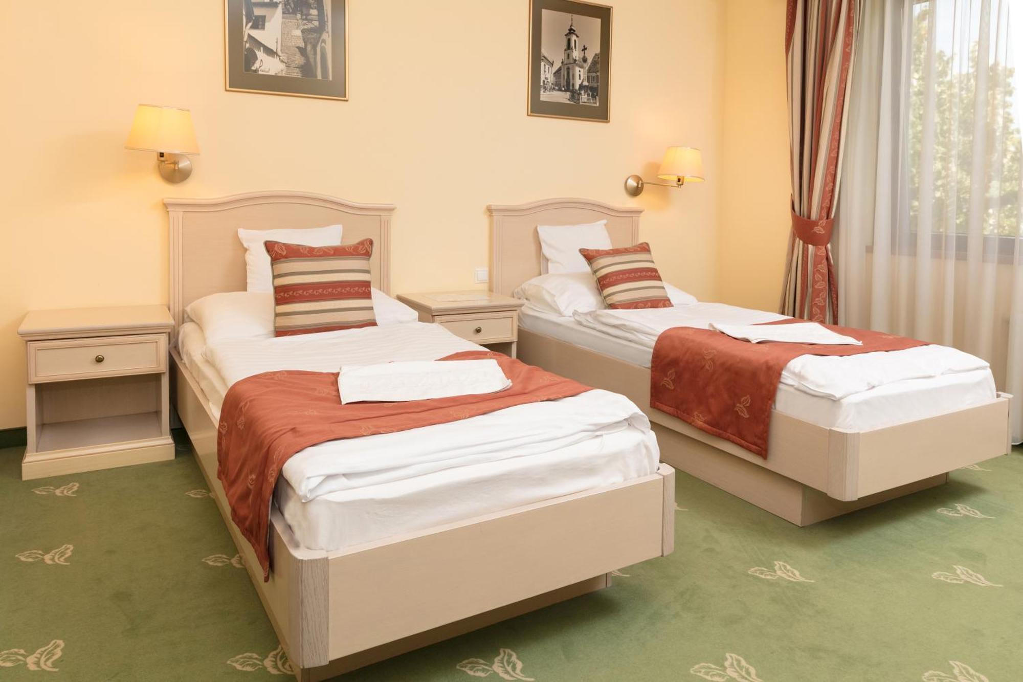 Hotel Kalvaria Superior Győr Exteriör bild