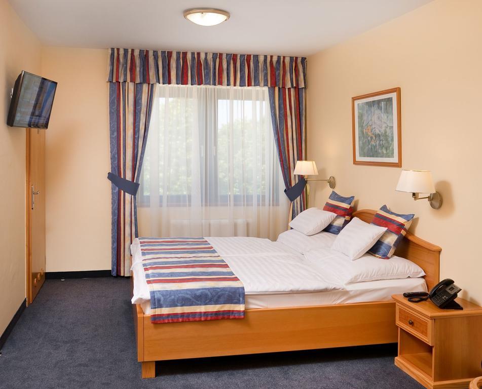 Hotel Kalvaria Superior Győr Exteriör bild