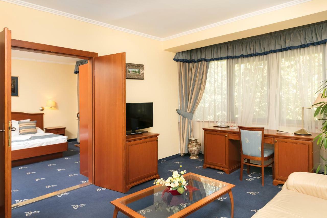 Hotel Kalvaria Superior Győr Exteriör bild