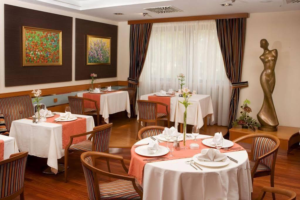 Hotel Kalvaria Superior Győr Exteriör bild