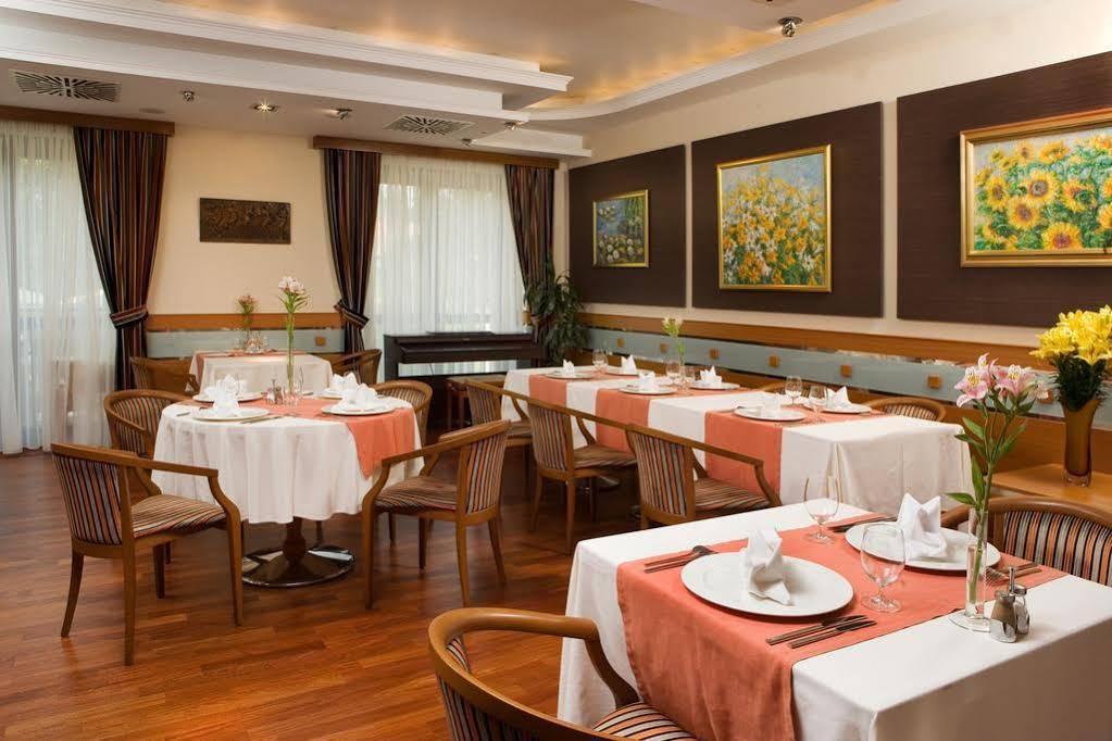 Hotel Kalvaria Superior Győr Exteriör bild